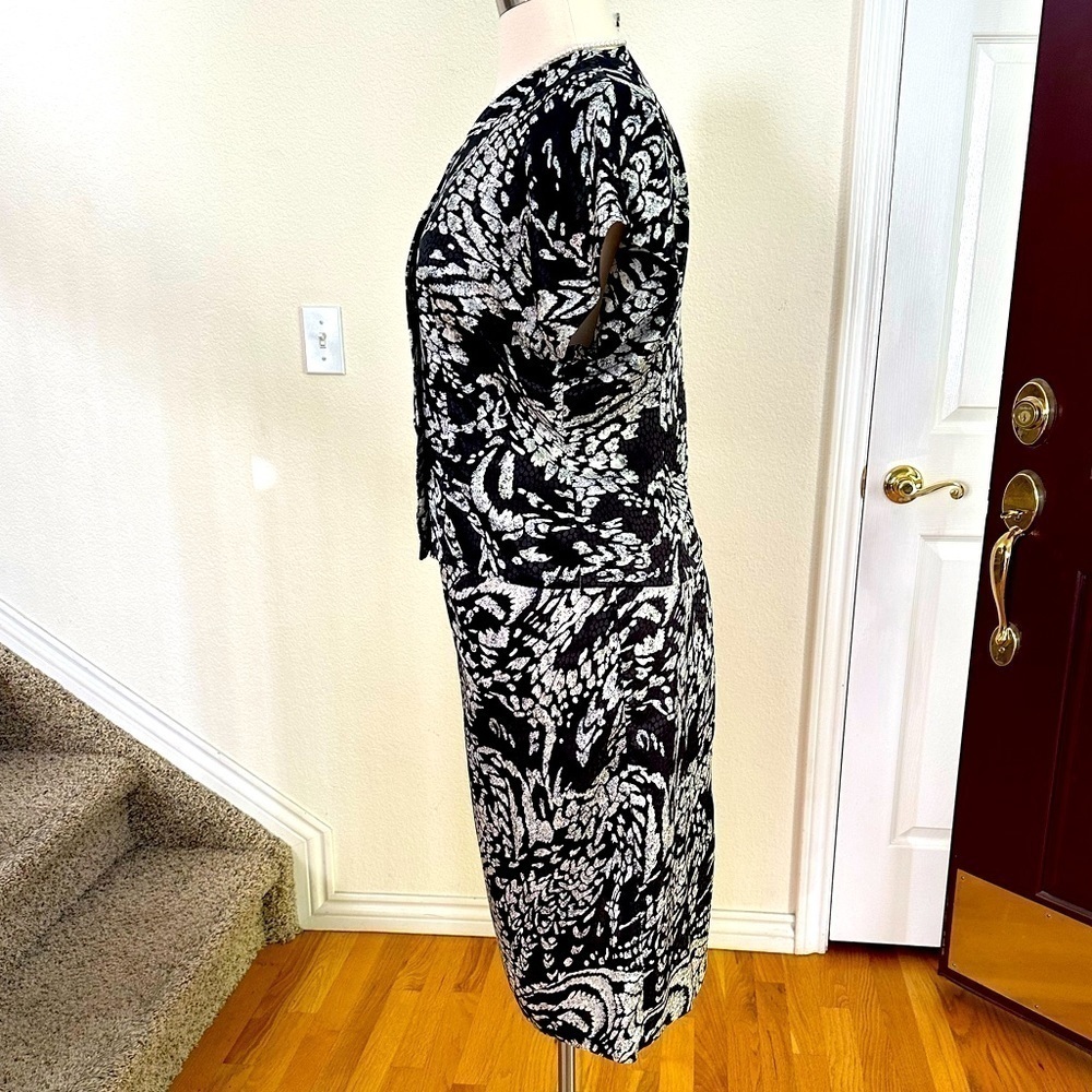 Beautifully tailored, 4 piece black and cream “batik”: 2 skirts and 2 tops - Picture 11 of 16
